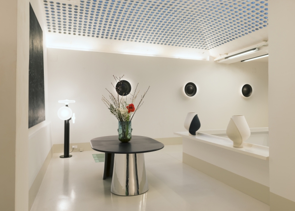 Table Cassock, Lampadaire Arbre, Lampadaire Arbre, Vase Tulipe
